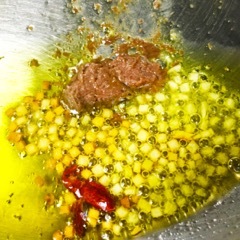 olio d'oliva con aglio e acciughe.jpeg
